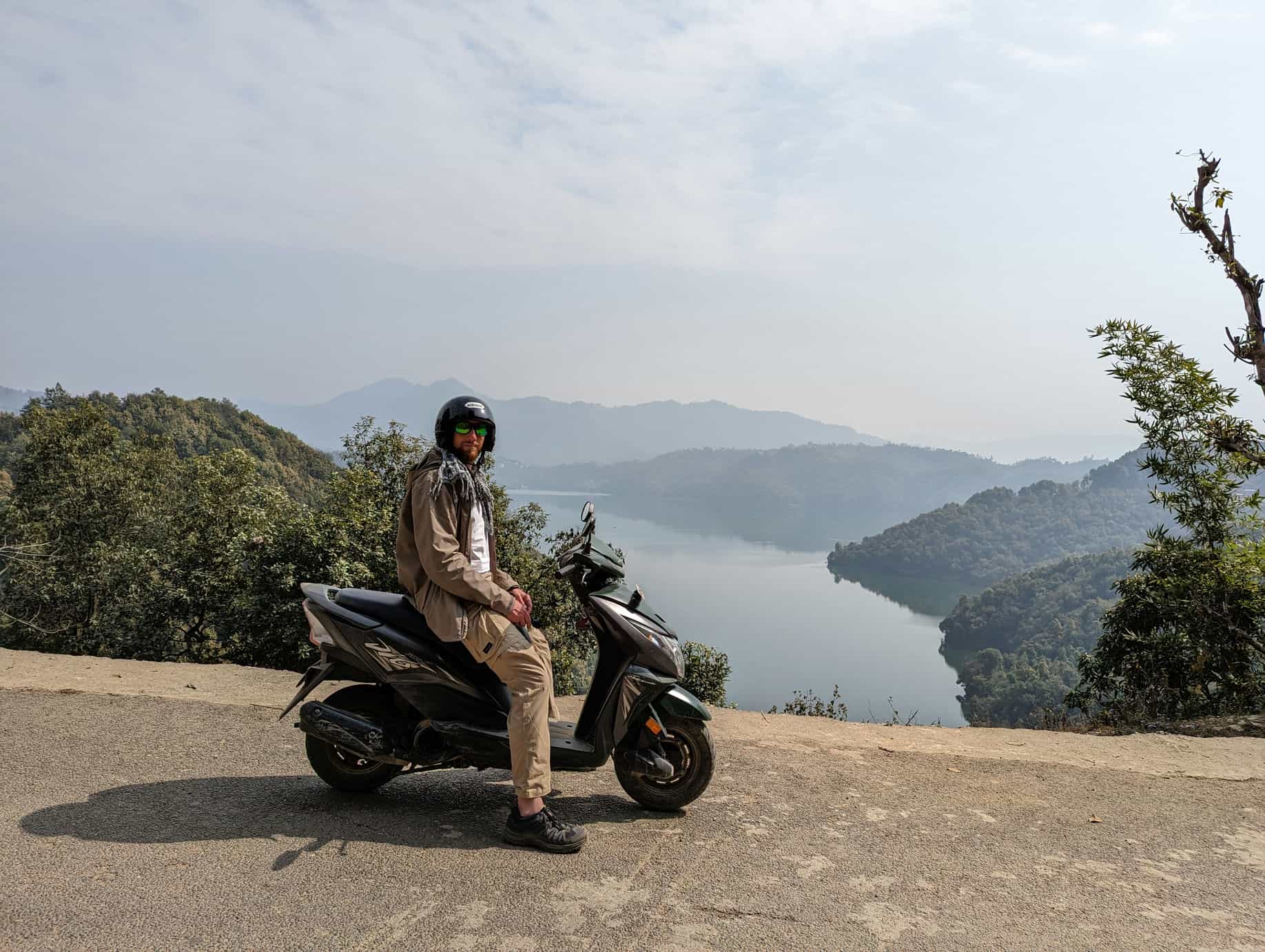 Scooter dans la vallée de Pokhara