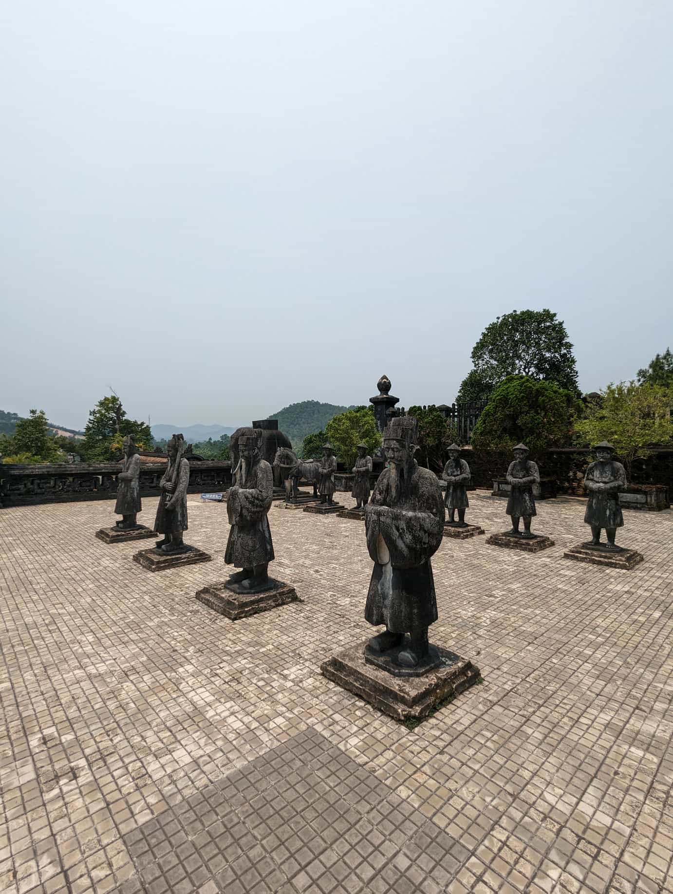 statues en pierre tombeau de Khai Dinh statues en pierre tombeau de Khai Dinh