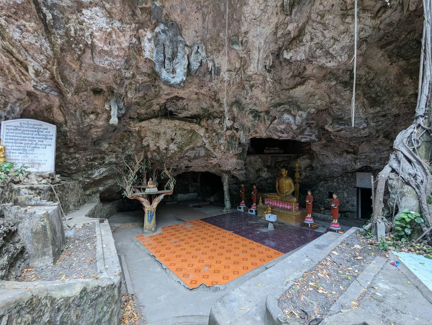 Temple dans la grotte Phnom Sampov