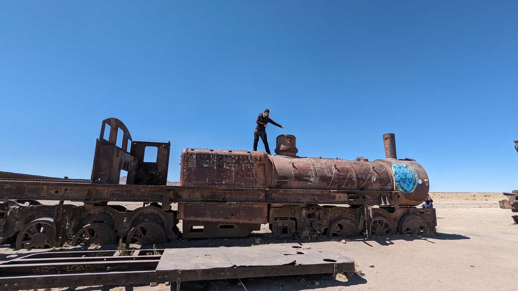 Laurine sur un train cimetière de trains Uyuni Laurine sur un train cimetière de trains Uyuni